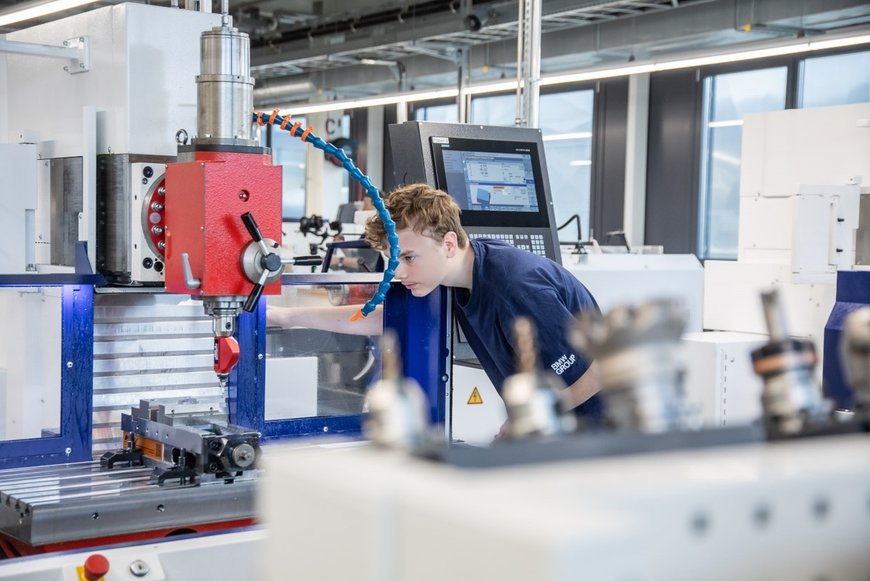 Un centre de formation de haut niveau équipé de machines conventionnelles et CNC d'Emco 