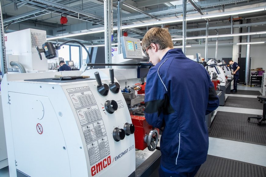 Un centre de formation de haut niveau équipé de machines conventionnelles et CNC d'Emco 