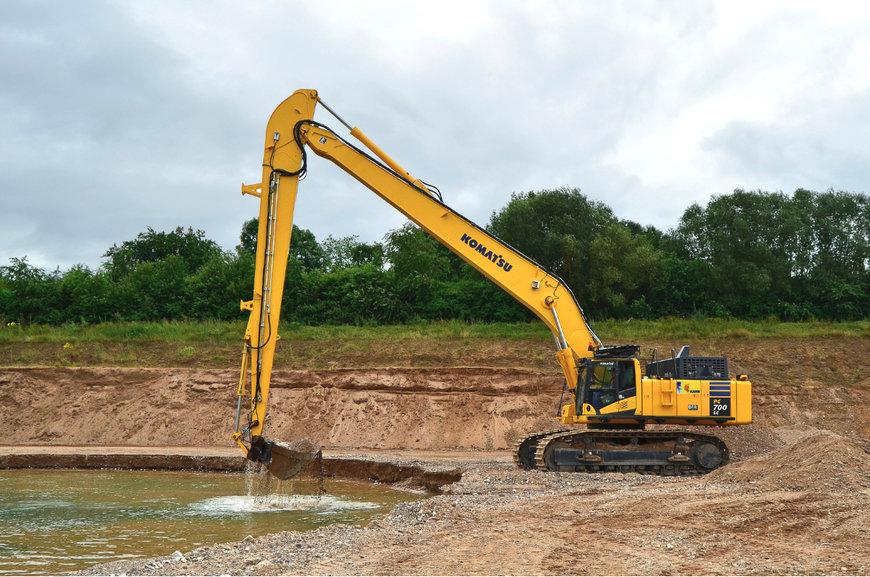 La Komatsu PC700 avec transformation spéciale de la flèche pour extraction de gravier brut 